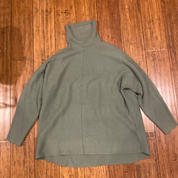 Green turtle neck sweater or dress - Picture 2 of 9